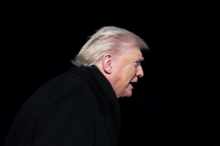 Donald Trump peu avant d'embarquer pour Davos mardi soir à Washington, le 20 janvier 2026. ( AFP / SAUL LOEB )