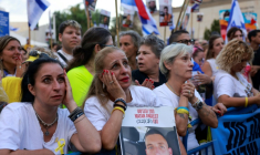 Des Israéliens attendent la libération des otages encore retenus à Gaza, sur la place des Otages à Tel-Aviv, tôt le 13 octobre 2025 ( AFP / Menahem KAHANA )