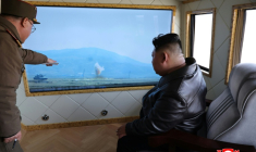 Photo non datée, diffusée par l'agence de presse officielle nord-coréenne Kcna, le 29 mars 2026, du dirigeant nord-coréen Kim Jong Un assistant au test d'un moteur de missile à combustible solide, dans un lieu non divulgué en Corée du Nord ( KCNA VIA KNS / STR )