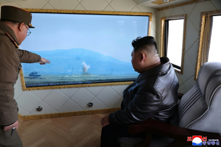 Photo non datée, diffusée par l'agence de presse officielle nord-coréenne Kcna, le 29 mars 2026, du dirigeant nord-coréen Kim Jong Un assistant au test d'un moteur de missile à combustible solide, dans un lieu non divulgué en Corée du Nord ( KCNA VIA KNS / STR )