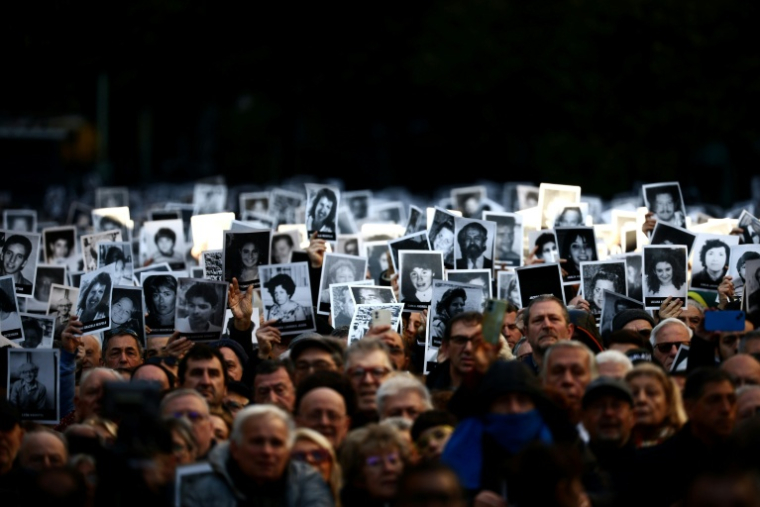 Des photos de victimes lors d'une cérémonie commémorant l'anniversaire de l'attentat à la bombe en 1994 contre l'Association Mutuelle Israélite Argentine (AMIA), le 18 juillet 2024 à Buenos Aires, en Argentine ( AFP / Tomas CUESTA )