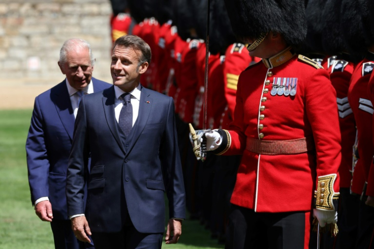 Le président français et le roi Charles III inspectent la Garde d'honneur lors d'une cérémonie au château de Windsor, à l'ouest de Londres, le 8 juillet 2025 ( POOL / Ludovic MARIN )