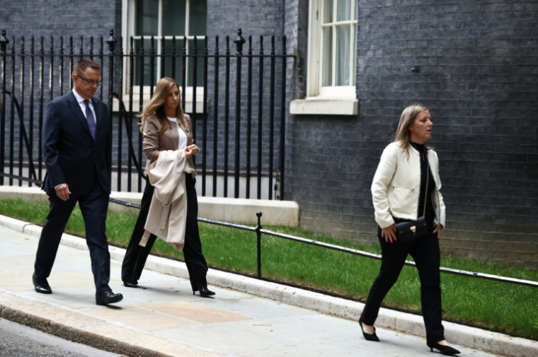La famille de l'étudiant Henry Nowak quitte le 10 Downing Street après une rencontre avec le Premier ministre britannique Keir Starmer, le 4 juin 2026 à Londres ( AFP / Henry NICHOLLS )