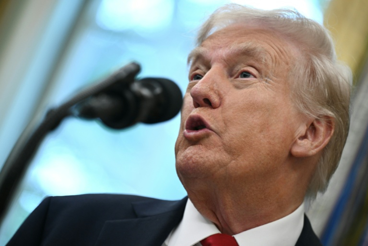 Le président américain Donald Trump parle à la presse dans le Bureau ovale de la Maison Blanche, à Washington, le 30 septembre 2025 ( AFP / Brendan SMIALOWSKI )