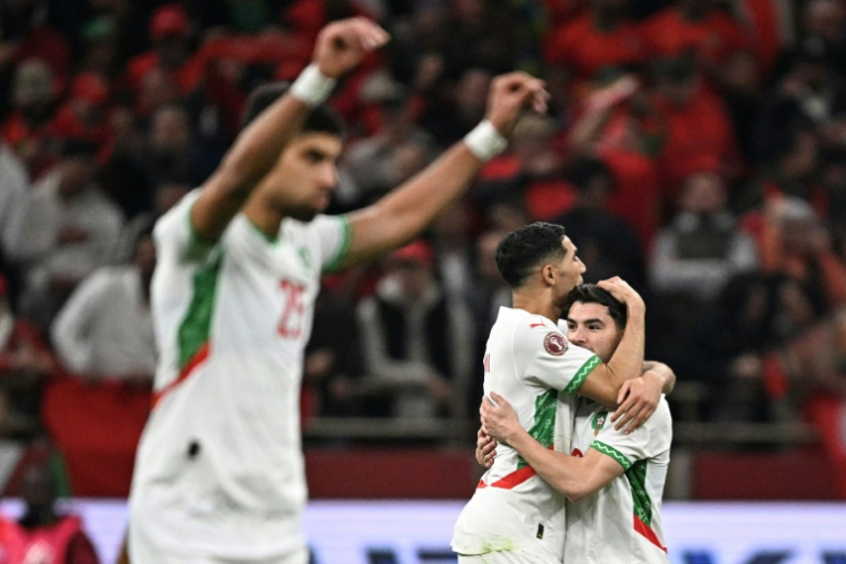 Les Marocains Achraf Hakimi et Brahim Diaz se congratulent après le quart de finale victorieux contre le Cameroun, en Coupe d'Afrique des nations, le 9 janvier 2026, à Rabat ( AFP / Gabriel BOUYS )