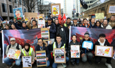 Des manifestants se rassemblent sur le site de l'ancienne Monnaie royale à Londres pour manifester contre un projet visant à déplacer l'ambassade de Chine à cet endroit, situé à deux pas de la Tour de Londres, le 17 janvier 2026 ( AFP / Toby Shepheard )