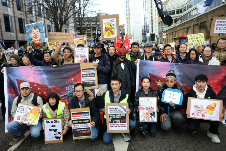Des manifestants se rassemblent sur le site de l'ancienne Monnaie royale à Londres pour manifester contre un projet visant à déplacer l'ambassade de Chine à cet endroit, situé à deux pas de la Tour de Londres, le 17 janvier 2026 ( AFP / Toby Shepheard )