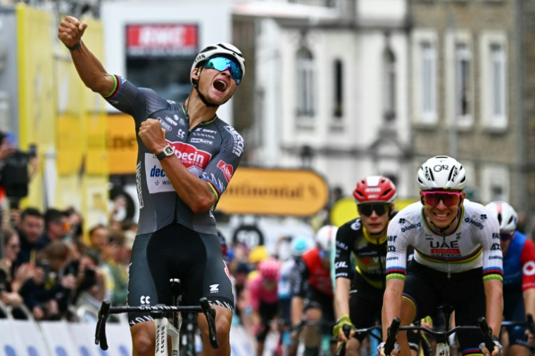 Le Néerlandais Mathieu van der Poel exprime sa joie à l'arrivée de la 2e étape du Tour de France, le 6 juillet 2025 à Boulogne-sur-Mer ( AFP / Loic VENANCE )