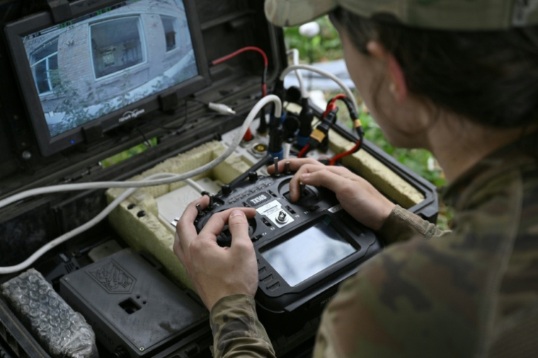 Le droniste ukrainien Roubik contrôle un drone FPV lors d'un vol d'entraînement dans l'est de l'Ukraine, le 12 août 2025 ( AFP / Genya SAVILOV )
