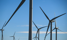 Le gouvernement français a annoncé jeudi la relance des appels d'offres pour développer l'éolien terrestre et en mer ainsi que le photovoltaïque ( AFP / GABRIEL BOUYS )