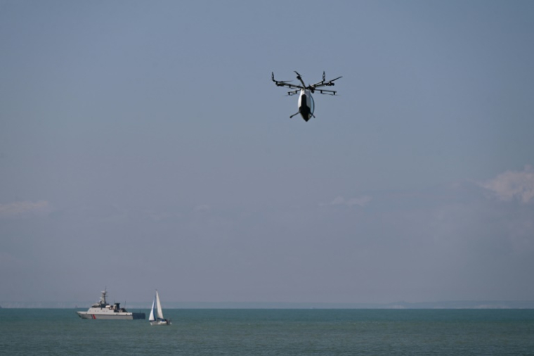 L'inventeur Franky Zapata à bord de son petit hélicoptère au-dessus de la Manche, le 25 juillet 2025 ( AFP / Bernard BARRON )