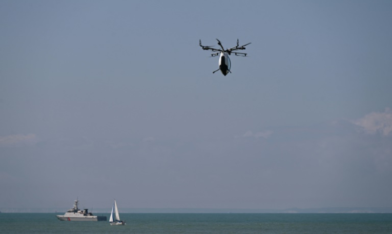 L'inventeur Franky Zapata à bord de son petit hélicoptère au-dessus de la Manche, le 25 juillet 2025 ( AFP / Bernard BARRON )