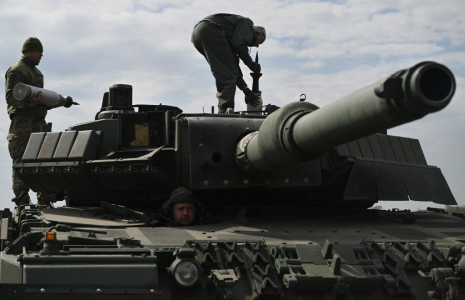 Un tank Leopard 2A4 de la 33e Brigade mécanisée ukrainienne, le 30 avril 2025 ( AFP / GENYA SAVILOV )