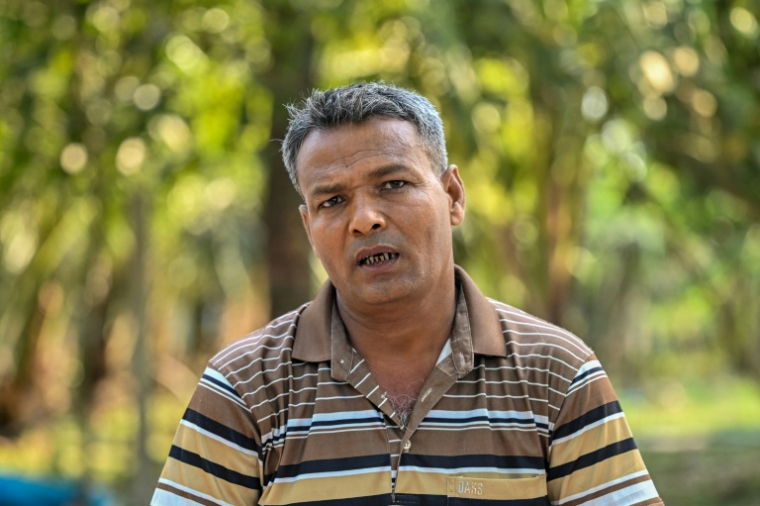 Abdul Goni Gazi, un sauveteur basé dans les Sundarbans, connu sous le nom de "Goni Tiger" et réputé pour son aide aux victimes d'attaques de tigres, lors d'un entretien avec l'AFP à Shyamnagar, dans le district de Satkhira, le 2 avril 2026 au Bangladesh ( AFP / Munir UZ ZAMAN )