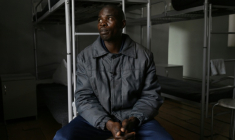 Le Kényan Evans Kibet, capturé alors qu'il combattait pour les forces russes sur le front ukrainien, lors d'une interview avec l'AFP dans un centre de détention pour prisonniers de guerre russes dans l'ouest de l'Ukraine, le 26 novembre 2025 ( AFP / Genya SAVILOV )