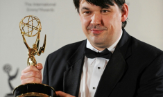 Le scénariste et réalisateur Graham Linehan prend la pose après avoir reçu un prix, le 24 novembre 2008 à New York (Etats-Unis) ( AFP / STAN HONDA )