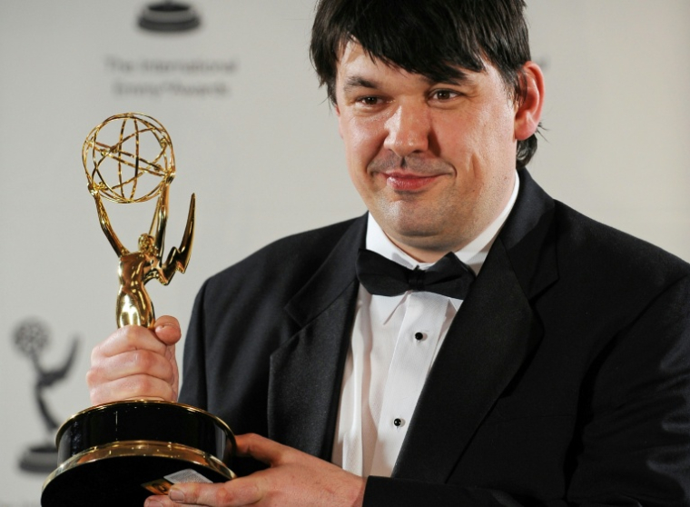Le scénariste et réalisateur Graham Linehan prend la pose après avoir reçu un prix, le 24 novembre 2008 à New York (Etats-Unis) ( AFP / STAN HONDA )