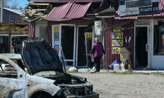 Une femme passe devant des magasins endommagés sur le site d’une frappe de missile russe dans la ville de Merefa, dans la région de Kharkiv, le 4 mai 2026 ( AFP / SERGEY BOBOK )