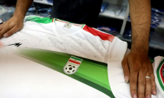 Un commerçant iranien montre le maillot de l'équipe iranienne de football, le 8 mai 2026 à Téhéran. ( AFP / - )