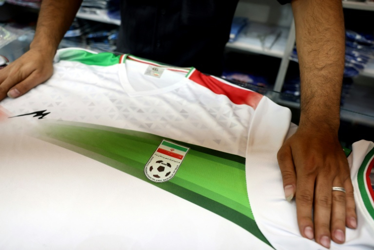 Un commerçant iranien montre le maillot de l'équipe iranienne de football, le 8 mai 2026 à Téhéran. ( AFP / - )