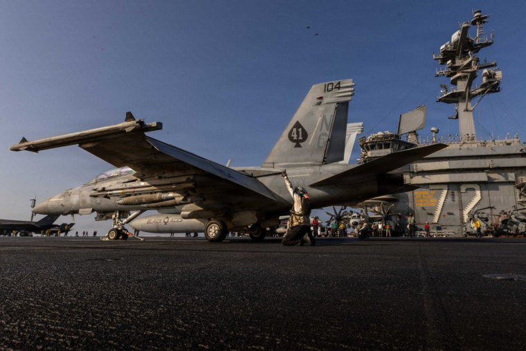 Un F18 de l'armée américaine sur le pont de l'USS Lincoln (illustration) ( GETTY IMAGES NORTH AMERICA / U.S. NAVY )