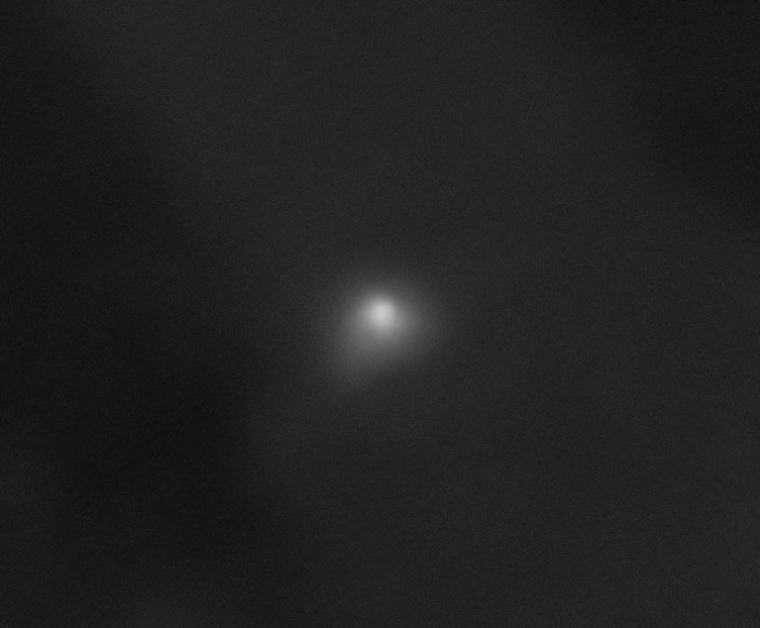 Photo diffusée le 22 juin 2026 par la Nasa, prise par une caméra HiRISE (High Resolution Imaging Science Experiment) à bord de la sonde Mars Reconnaissance Orbiter, montrant une image de la comète interstellaire 3I/ATLAS, le 2 octobre 2025 ( NASA / Handout )