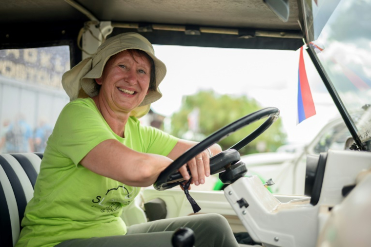Karmen Uglesic, l'une des organisatrices du 25e rassemblement mondial de 2CV, le 30 juillet 2025 à Postojna en Slovénie ( AFP / Jure Makovec )