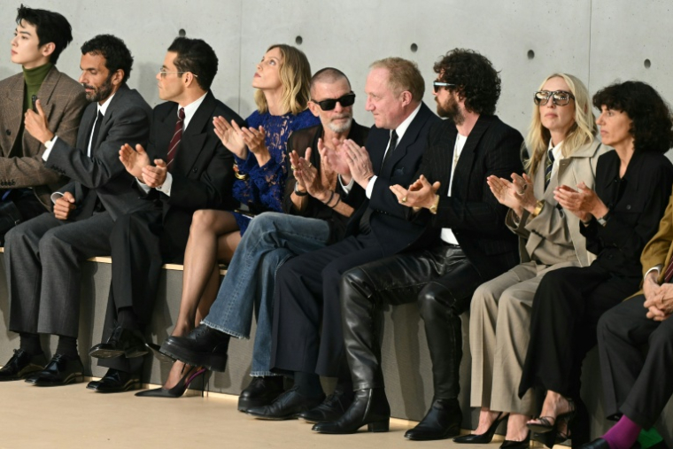 Le président du groupe Kering François-Henri Pinault (4e en partant de la droite) assiste à un défilé Yves Saint Laurent, le 24 juin 2025 à Paris ( AFP / Bertrand GUAY )