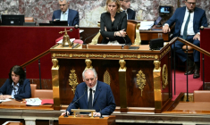 Le Premier ministre François Bayrou s'adresse aux députés avant un vote de confiance à l'Assemblée nationale, le 8 septembre 2025  à Paris ( AFP / Bertrand GUAY )