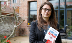 Marine Tondelier dans son jardin à Henin-Beaumont, tenant son livre "Nouvelles du Front"