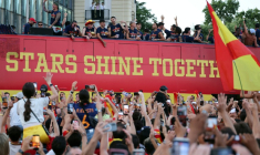 Les champions du monde espagnols acclamés par leurs supporters lors de la parade organisée dans les rues de Madrid, le 20 juillet 2026 ( AFP / Thomas COEX )