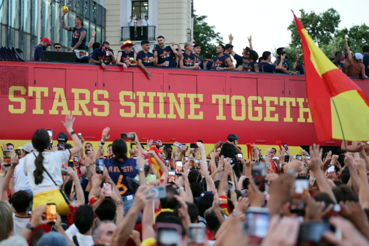 Les champions du monde espagnols acclamés par leurs supporters lors de la parade organisée dans les rues de Madrid, le 20 juillet 2026 ( AFP / Thomas COEX )
