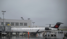 Un avion d'Air Canada sur le tarmac de l'aéroport Pierre-Elliott Trudeau de Montréal, Québec, Canada, le 17 août 2025 ( AFP / ANDREJ IVANOV )