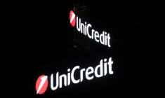 Un logo d'UniCredit visible dans le centre de Milan