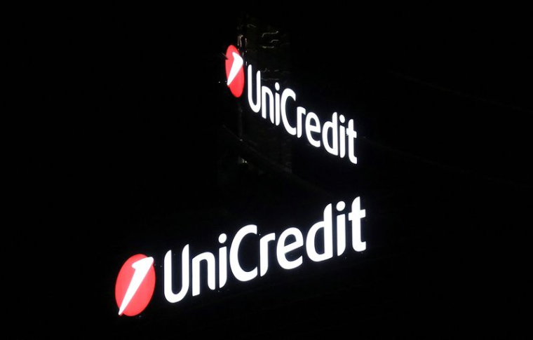 Un logo d'UniCredit visible dans le centre de Milan