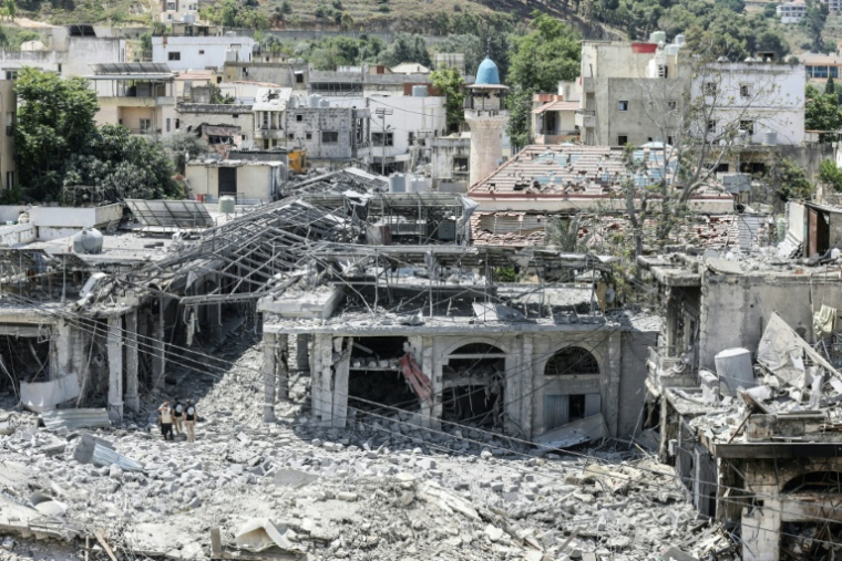 Des habitants déplacés par les combats, de retour à Nabatiyé, au milieu des décombres de bâtiments détruits, le 15 juin 2026 dans le sud du Liban ( AFP / MAHMOUD ZAYYAT )