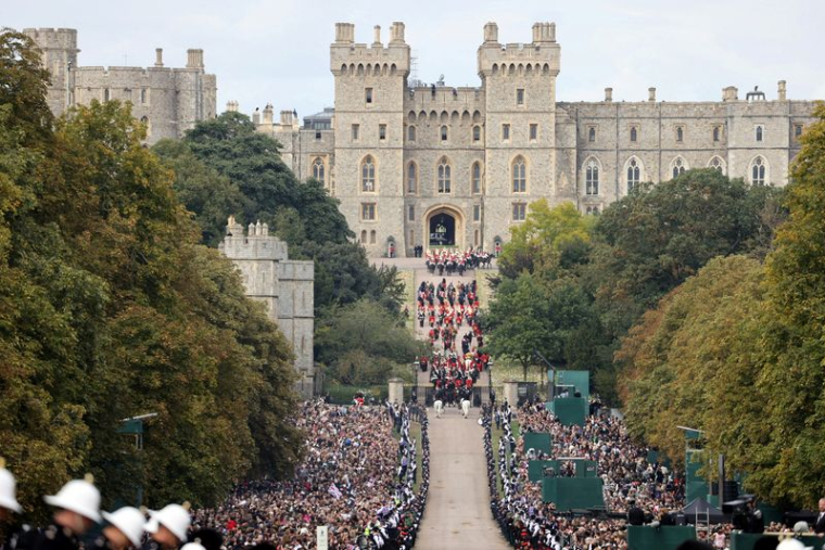 Le cortège funéraire de la reine Elizabeth II descend le Long Walk en direction du château de Windsor