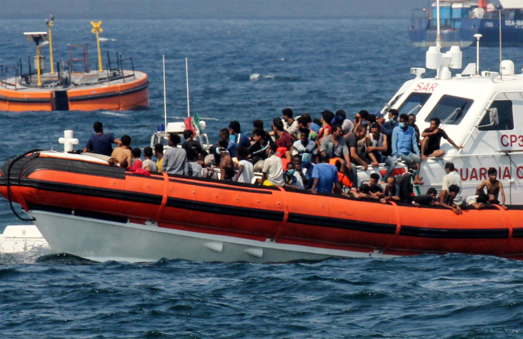 Après avoir été secourus en mer, des migrants sont transportés vers le port de Palerme (Sicile), le 17 septembre 2020. ( AFP / ALESSANDRO FUCARINI )