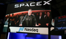 Un écran situé à New York retransmet la prise de parole d'Elon Musk à Starbase, Texas, le 12 juin 2026 ( AFP / TIMOTHY A. CLARY )