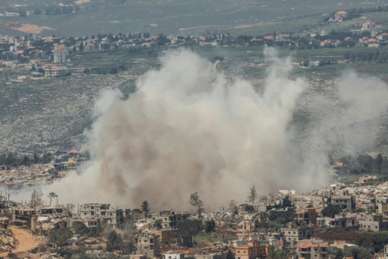 De la fumée pendant que l'armée israélienne détruit des bâtiments et des maisons dans le sud du Liban, près de la frontière, le 27 avril 2026 ( AFP / Jalaa MAREY )