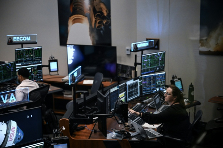 Les contrôleurs d'Artémis II surveillent la progression du vaisseau spatial Orion depuis la salle de contrôle du Centre spatial Johnson à Houston, au Texas, le 3 avril 2026. ( AFP / RONALDO SCHEMIDT )