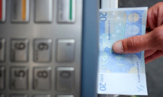 Le salaire minimum légal va passer de 11,07 à 11,27 euros brut de l'heure ( AFP / JEAN-SEBASTIEN EVRARD )