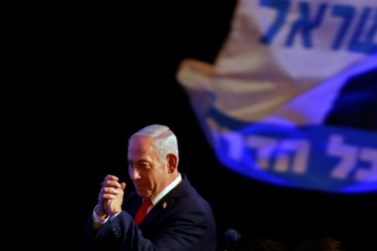 Le Premier ministre israélien Benjamin Netanyahu salue ses partisans lors de la soirée électorale, après l'annonce des premiers sondages de sortie des urnes, le 28 octobre 2026 à Jérusalem ( AFP / Jalaa MAREY )