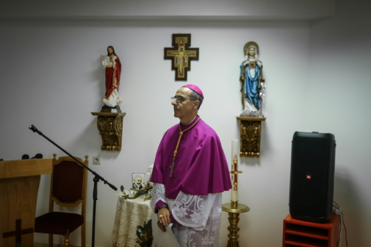 L'Italien Salvatore Micalef, qui se présente comme un évêque, assiste à une "retraite exorciste" organisée par la "Prélature Saints Pierre et Paul", le 30 mai 2026 à Fatima, au Portugal ( AFP / PATRICIA DE MELO MOREIRA )