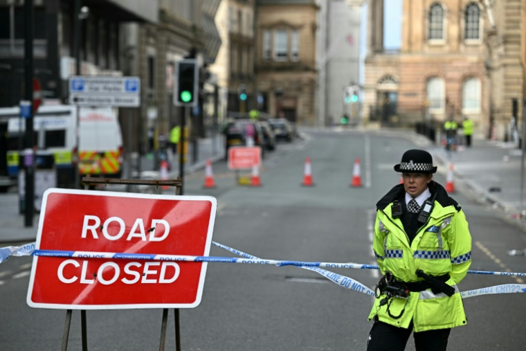 Une route est coupée après qu'un automobiliste britannique a foncé dans la foule, à Liverpool, Royaume-Uni, le 27 mai 2025  ( AFP / Paul ELLIS )