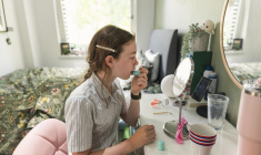 Certaines routines beauté en vogue sur TikTok sont à la fois coûteuses, chronophages et dangereuses pour la peau. ( crédit photo : Getty Images )