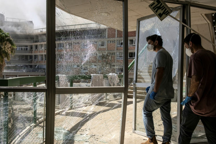 Vitres brisées dans un bâtiment de l'hôpital Soroka de Beersheva, dans le sud d'Israël, touché par une frappe iranienne le 19 juin 2025 ( AFP / JOHN WESSELS )