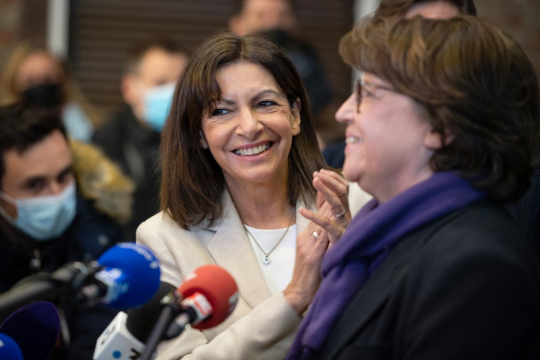 Anne Hidalgo et Martine Aubry, à Lille, en 2022 ( AFP / THOMAS LO PRESTI )