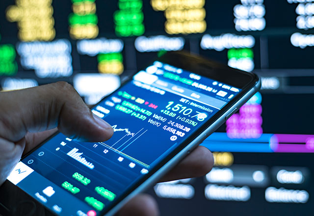 Lorsqu’on regarde les secteurs qui ont boosté l’indice des marchés émergents depuis le début de l’année, on s’aperçoit que c’est principalement la technologie et dans une moindre mesure l’immobilier qui ont servi de moteur de performance. (crédit : Adobe Stock)