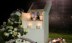 Des fleurs déposées près d'une plaque érigée à la mémoire de Bouna Traoré (d) et Zyed Benna, deux adolescents décédés en fuyant la police le 27 octobre 2005, à Clichy-sous-Bois, le 27 octobre 2015 en Seine-Saint-Denis ( AFP / Joël SAGET )
